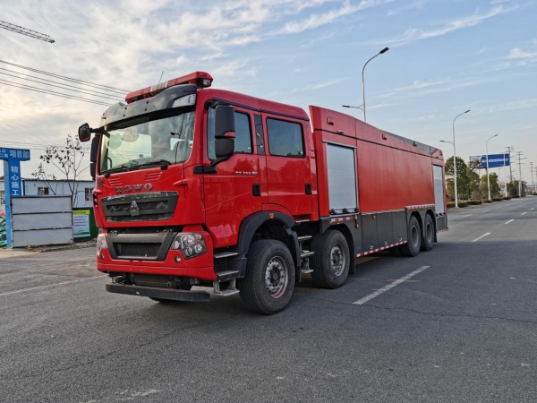 重汽豪沃18噸水罐消防車